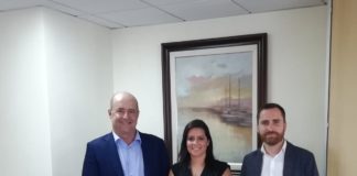 La consejera de Turismo, Industria y Comercio Yaiza Castilla, se reúne con Pedro Ortega e Isaac Castellano para recibir el traspaso de poderes