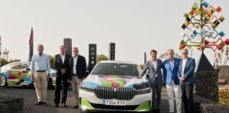 CICAR incorpora a su flota de coches de alquiler la réplica del BMW que César Manrique pintó en 1990