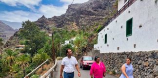 Reyes visita las obras de la zona de Tecina