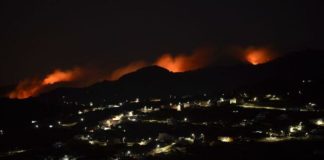 Evacuados más de 20 barrios de seis municipios de Gran Canaria afectados por el fuego, que continúa sin control