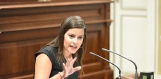 La Consejera de Turismo, Industria y Comercio explica al Pleno del Parlamento de Canarias los ejes y estrategias programados para los cuatro años de legislatura