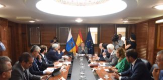 El presidente de Canarias informa a la Fecai y la  Fecam sobre los planes para redirigir a servicios básicos los recursos del Fondo de Desarrollo de Canarias