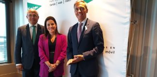  Yaiza Castilla felicita a El Corte Inglés de Santa Cruz de Tenerife por su 18 aniversario en el centro de la avenida Tres de Mayo