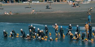 Cincuenta y cinco nadadores participan en la XIX Travesía a Nado a Puntallana