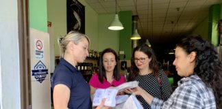 La Gomera distribuye servilletas con mensajes para alertar ante las señales de la violencia machista