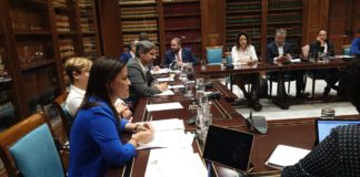 Yaiza Castilla presenta un paquete de incentivos al turismo, la industria y el comercio frente a la desaceleración económica