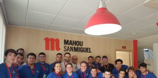 Alumnado del ciclo de Instalaciones eléctricas de visita a la cervecera Mahou en Tenerife