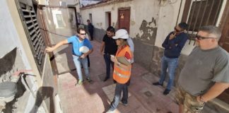 Héctor Cabrera visita las obras de acondicionamiento de los accesos peatonales hacia la Avenida Marítima de Playa de Santiago