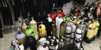 La Guardia Civil inspecciona un centro de buceo en la isla de La Palma y precinta sesenta botellas de aire comprimido no aptas para la práctica de la actividad