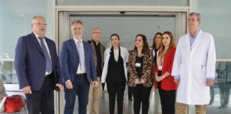 Torres visita el hospital de La Gomera, donde el paciente con coronavirus evoluciona favorablemente