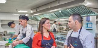 Castilla pone en valor la proyección del chef gomero Miguel Navarro, cuyo saber comparte con los alumnos de Hecansa