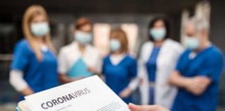 Piden homenajear a los sanitarios aplaudiendo desde todas las ventanas de España