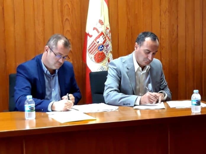 el director insular de la Administración General del Estado en La Gomera, Mario Cruz, y por el alcalde de Vallehermoso, Emiliano Coello, en la sede de la Dirección Insular de la AGE en San Sebastián de La Gomera.