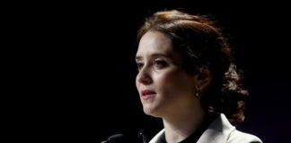 Ayuso admite ahora que es «complicado» adquirir material sanitario después de anunciar que llegarían dos aviones de China