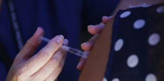 El Gobierno de Canarias retoma la recomendación de vacunarse contra la COVID ante el “empeoramiento” de las cifras