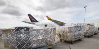 Llega un nuevo cargamento con 100.000 hisopos para realizar test y 36.000 EPI en el primer vuelo comercial directo entre China y Canarias