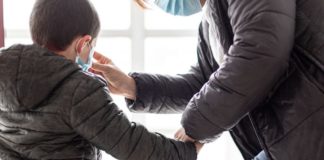 Los menores de 14 años podrán salir a la calle con un adulto para ir al supermercado o al banco Foto europa press