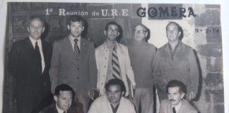 Protección Civil La Gomera, conmemora el Día Internacional del Radioaficionado En la foto, atrás, de izquierda a derecha, Salvador Piñero EA8PA, Néstor Segredo (radioescucha), Sito Simancas EA8KT, José Fernández Galván (D. José el farmacéutico) EA8BT, Santiago Trujillo (radioescucha). Delante, de izquierda a derecha, Jaime Vega EA8PK, Vidal Tomé EA8KP y Asencio Ayala (radioescucha).