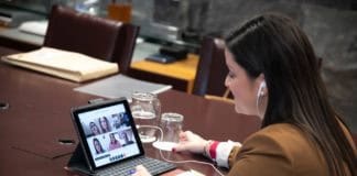 Castilla ofrece a los grupos políticos cooperar en el laboratorio turístico de seguridad para abrir cuanto antes el destino