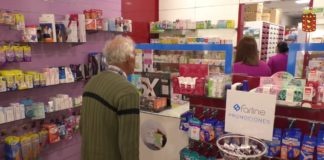 El Cabildo distribuye mascarillas quirúrgicas para los grupos de riesgo a través de las farmacias de la isla