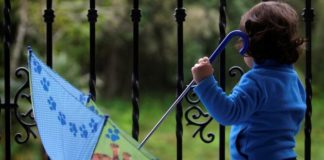 Niños en la calle con cielos nubosos y algunas lluvias débiles este domingo