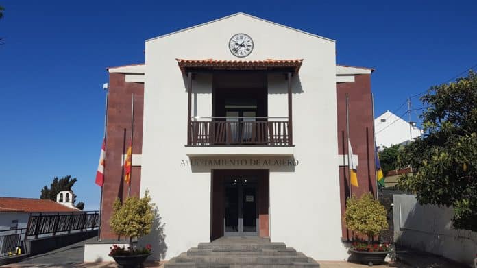 Banderas a media asta en el Ayuntamiento de Alajeró