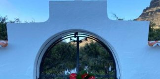 El Ayuntamiento de Valle Gran Rey coloca coronas en las puertas de los cementerios en honor a las madres