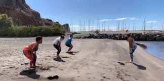 El Ayuntamiento inicia las clases de gimnasia en la playa de San Sebastián de La Gomera