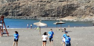 San Sebastián de La Gomera realiza su primera limpieza solidaria de playas del verano