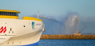 El nuevo trimarán de Fred. Olsen Express inicia su viaje hacia Canarias