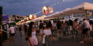 Los positivos de 20 a 29 años, los que más crecen en Canarias en la última semana