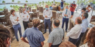 Ashotel muestra a diputados y senadores en las Cortes los estragos de la crisis turística en un ‘tour’ por varios puntos clave del sur tinerfeño
