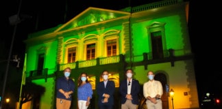 Santa Cruz de Tenerife se ilumina de verde para reivindicar un papel más activo de los farmacéuticos frente a la Covid-19