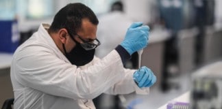 Castilla y León suspende cautelarmente la vacunación con AstraZeneca en menores de 65 años a la espera del informe de la EMA