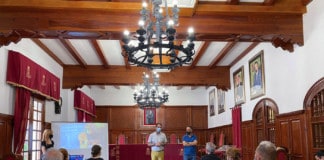 El Ayuntamiento presenta a los establecimientos del mercado las próximas acciones dinamización