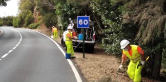 El Cabildo ejecuta tareas de limpieza de señales y mejora de la visibilidad en las vías insulares
