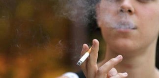 Canarias prohíbe fumar caminando