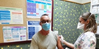 El Consejo General de Enfermería y Anenvac instan a la población en general y a los sanitarios en particular a vacunarse de la gripe