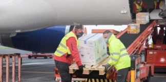 Sanidad recibe en la mañana de hoy una nueva remesa con 13.650 vacunas contra la COVID-19