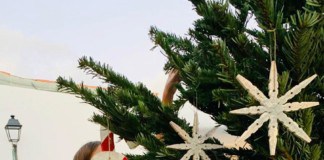 Una decoración hecha a mano para adornar la Navidad en los barrios de Vallehermoso