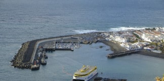 Culmina con éxito el desembarco de vehículos del ferry encallado en Agaete