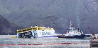 Tratan de garantizar la flotabilidad del ferry encallado en Agaete