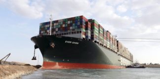 Reflotado parcialmente el buque encallado tras seis días en el canal de Suez