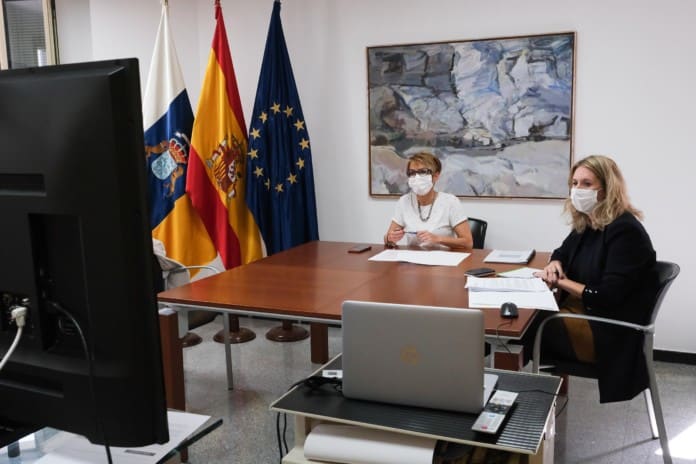 Elena Máñez, Consejera de Economía, Conocimiento y Empleo del Gobierno de Canarias junto a la viceconsejera de Economía e Internacionalización, Almudena Estévez