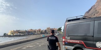 Despliegue de la Policía Canaria en Valle Gran Rey para velar por el cumplimiento de las medidas preventivas de la COVID-19