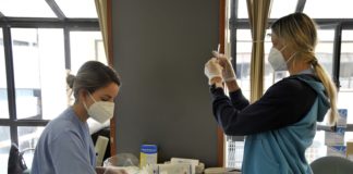 Canarias limita la administración de la vacuna de AstraZeneca solo para los mayores de 60 años