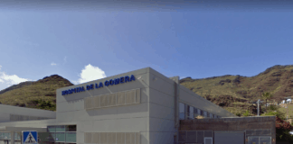 Un cayuco con 20 migrantes a bordo llega al puerto de San Sebastián de La Gomera