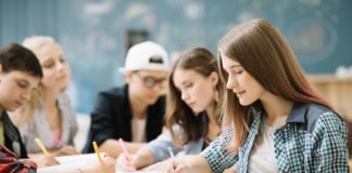 El 48 % de los adolescentes afirma que migraría si hubiese nacido en un país con menos oportunidades que España