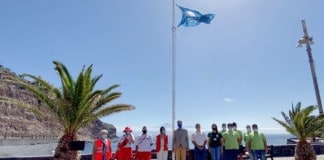 Izadas las dos Banderas Azules de San Sebastián de La Gomera