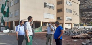 Reyes visita la obra de mejoras y reformas del Colegio Ruiz de Padrón
